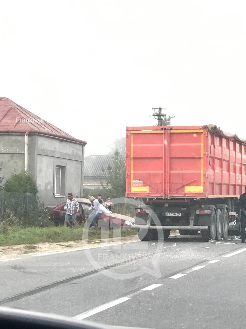 Під Рогатином водій фури “скинув” “Сенс” у кювет (ФОТОФАКТ)