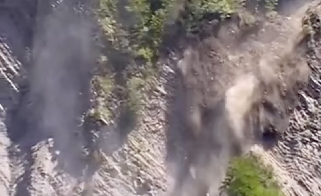 У мережі з’явилося відео обвалу скелі в Яремче