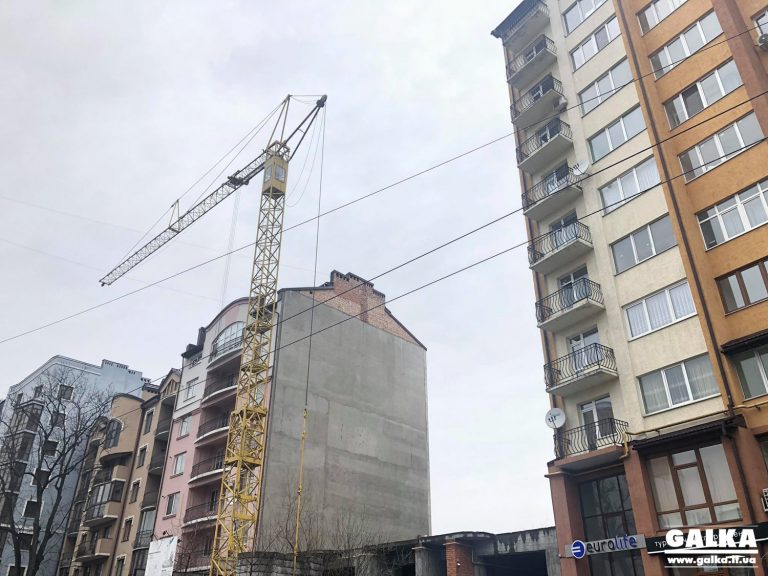 “Це загроза здоров’ю і життю”: міська рада вирішила демонтувати небезпечний кран на Гаркуші