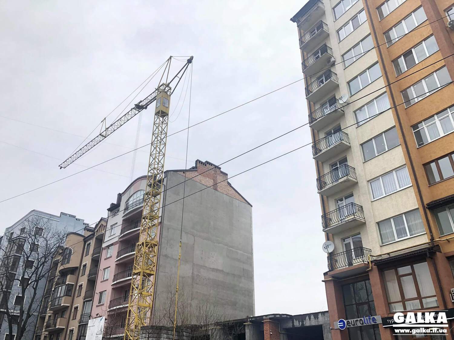 “Це загроза здоров’ю і життю”: міська рада вирішила демонтувати небезпечний кран на Гаркуші