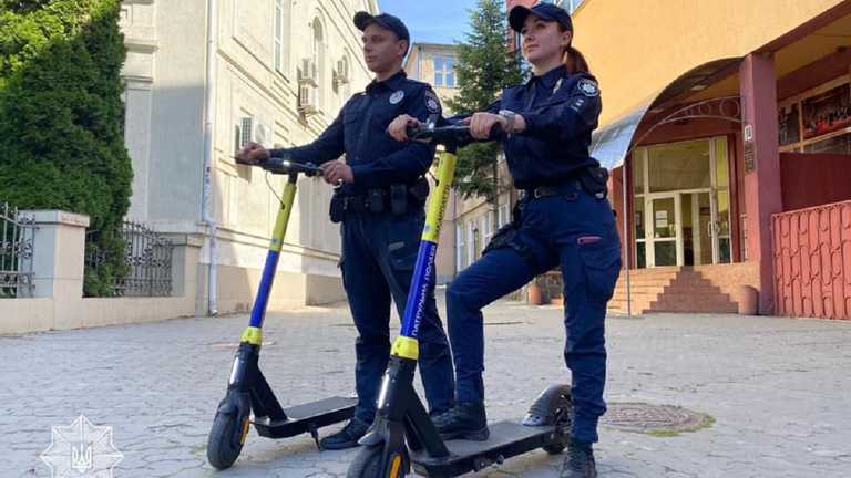 Уперше в Україні: на Закарпатті з’явились поліцейські на електросамокатах (ФОТО)