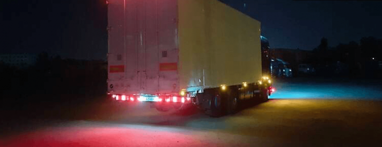 У Коломиї вантажівка наїхала на п’яного чоловіка на узбіччі