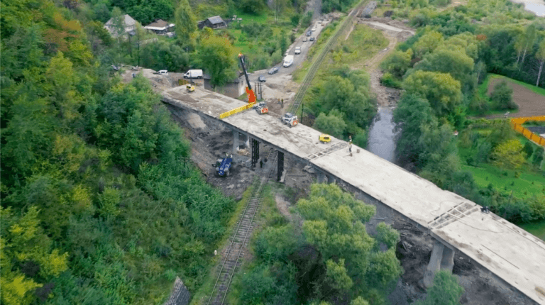 Працюють 24/7: як ремонтують міст у Делятині на дорозі “Мукачево — Львів” (ВІДЕО)