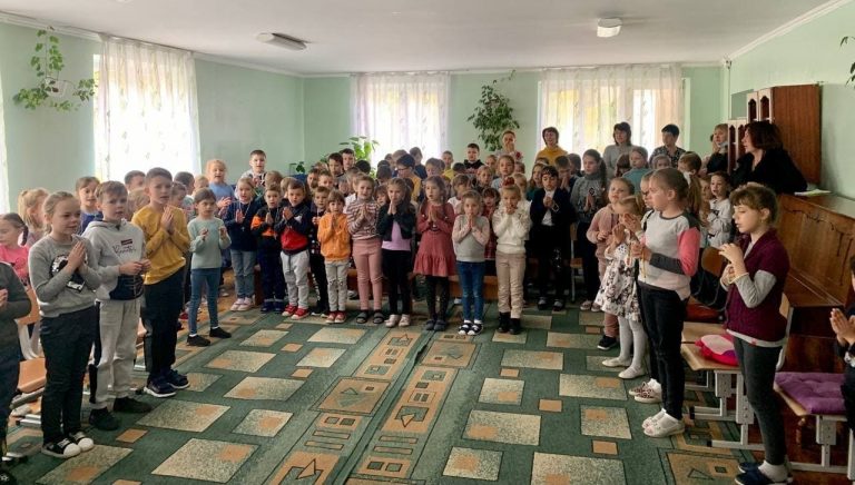 У Бурштині тисячу дітей одночасно молилися на вервиці (ФОТО)