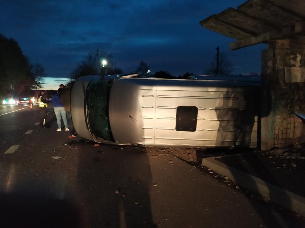 На об’їзній Калуша бус з людьми перекинувся після удару з Мерседесом, є травмовані (ВІДЕО, ФОТО)