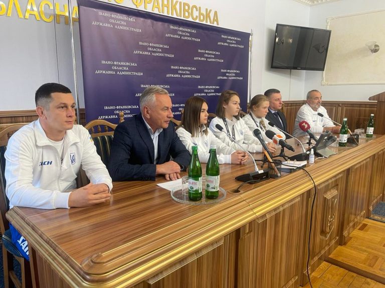 «Срібло» та дві «бронзи»: призерок чемпіонату світу з самбо привітали в Івано-Франківську (ФОТО)