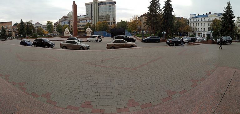 Чиновники мерії завалили своїми автівками площу, на яку в’їзд заборонений (ФОТО)