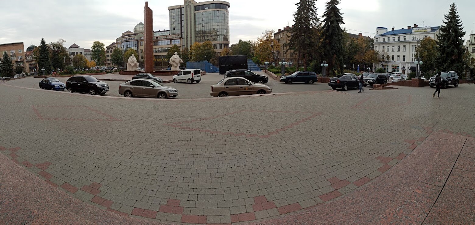 Чиновники мерії завалили своїми автівками площу, на яку в’їзд заборонений (ФОТО)