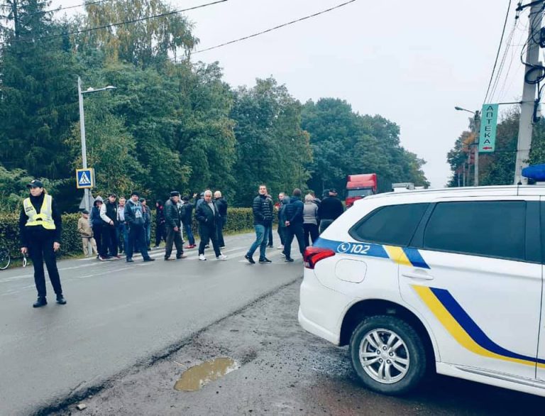 У Болехові обурені жителі перекрили дорогу державного значення (ФОТО)