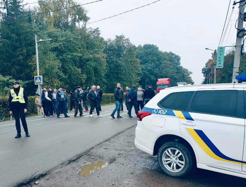 У Болехові обурені жителі перекрили дорогу державного значення (ФОТО)