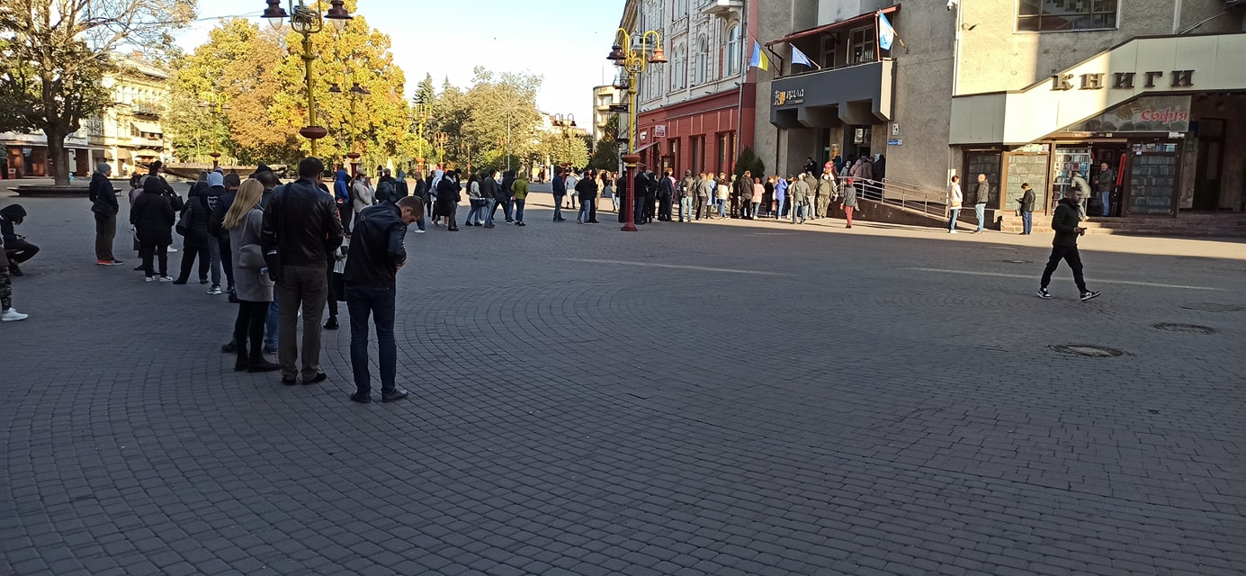 В чергах під ЦНАПом можна не стояти: парламент відтермінував звіт про власників бізнесу