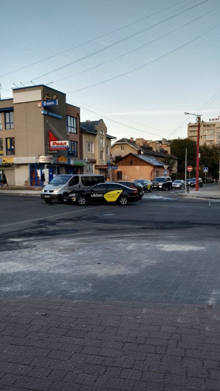 На перетині Бульвару й Тичини чергова ДТП: мер й далі наполягає, що водіям “нема що літати” (ФОТОФАКТ)