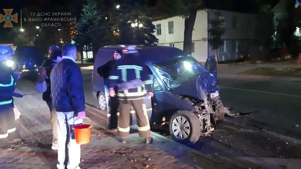 У Яремче “Міцубісі” влетів у “Пежо” – двоє водіїв отримали травми (ФОТО)