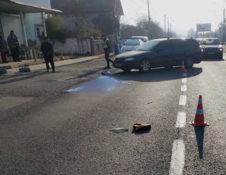 У Снятині на переході під колеса авто потрапила 73-річна жінка: вона не вижила (ФОТО)