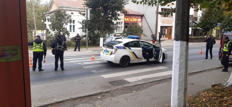 У Снятині патрульні на службовому авто збили жінку з дитиною на пішохідному (ФОТО)