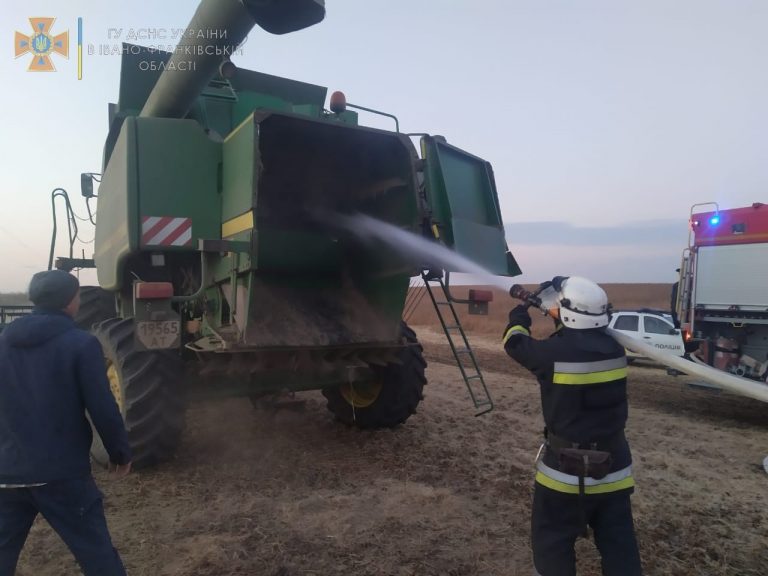 Комбайн, суха трава та побутовий магазин горіли минулої доби на Франківщині