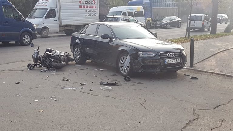 Стали відомі подробиці аварії на Галицькій між “Ауді” та скутером (ФОТО)