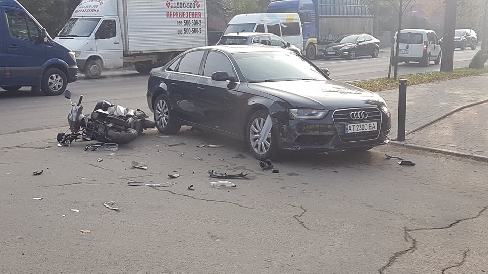 Стали відомі подробиці аварії на Галицькій між “Ауді” та скутером (ФОТО)