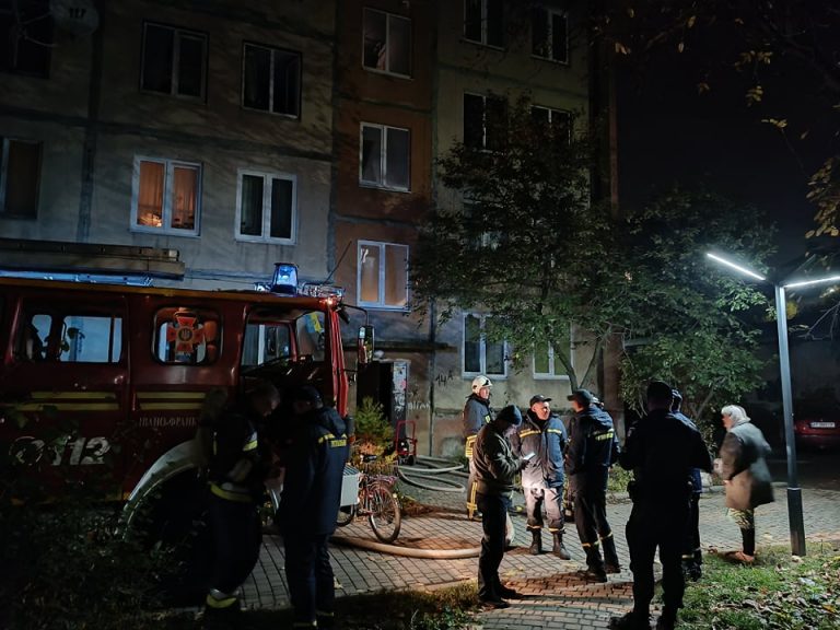Вечірня пожежа на Короля Данила: рятувальники гасили вогонь у багатоквартирному будинку (ФОТО)