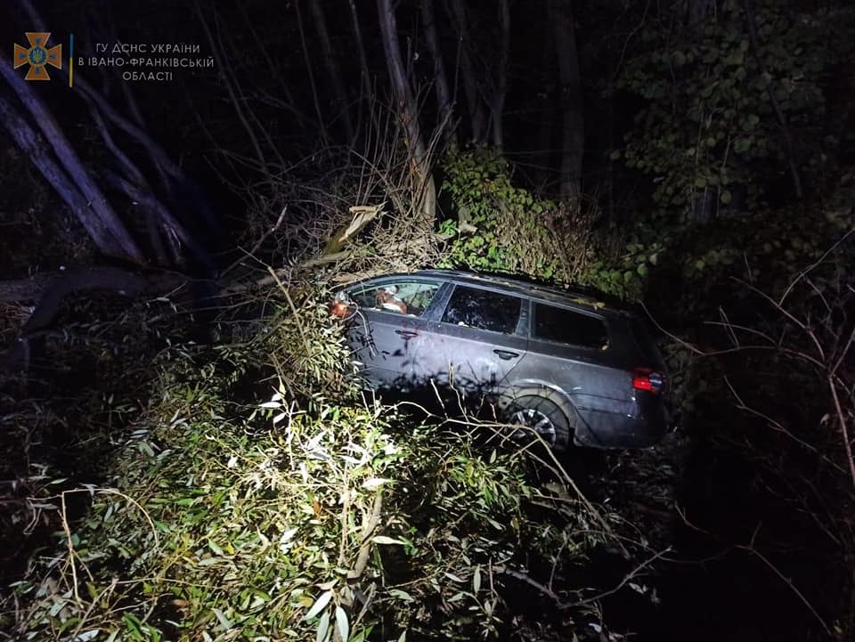 Вночі у Надвірній дві автівки з’їхали у кювет: четверо осіб потрапили в лікарню (ФОТО)