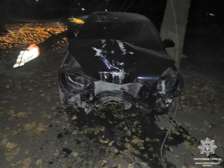 Патрульні розповіли про дві нічні ДТП у Франківську: обидва водії були нетверезі (ФОТО)