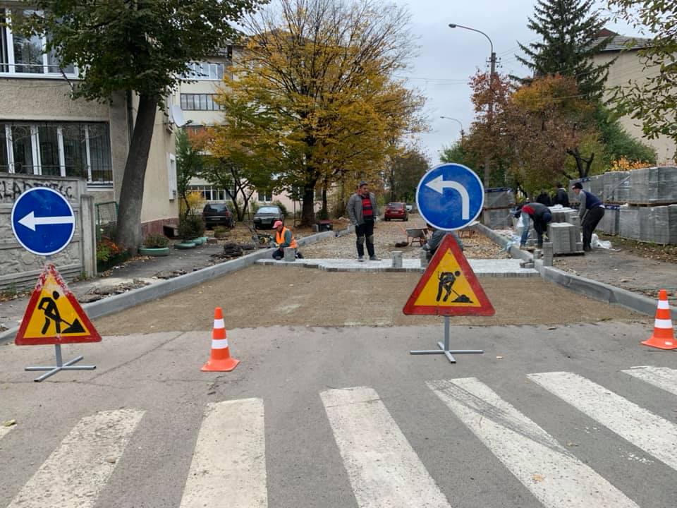 У Франківську взялися брукувати вулицю Басараб (ФОТО)