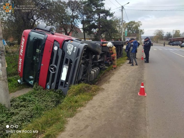 У Болехові перекинулася вантажівка: водій у лікарні (ФОТО)