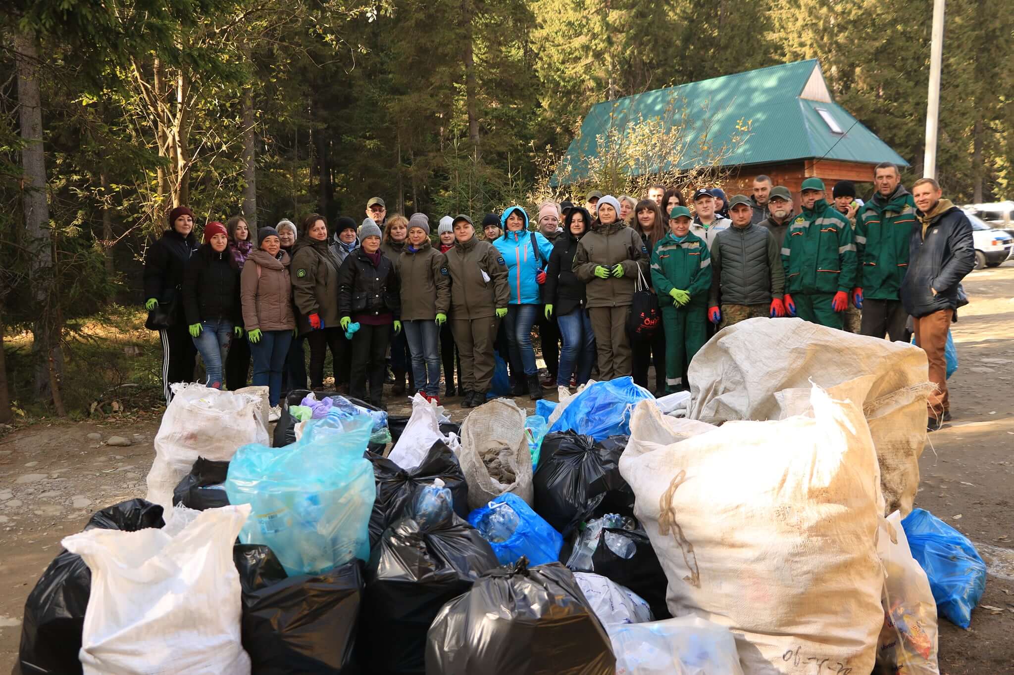 Небайдужі прибрали туристичні маршрути на Говерлі та до озера Несамовите (ФОТО)