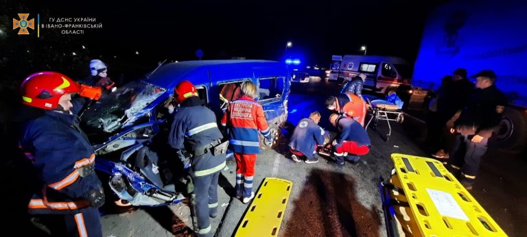 Зіткнулися три автівки: стали відомі подробиці автотрощі в Коломиї
