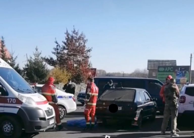 У Надвірній водієві стало зле за кермом: він помер посеред дороги (ФОТОФАКТ, ОНОВЛЕНО)