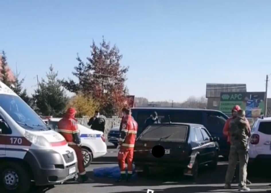 У Надвірній водієві стало зле за кермом: він помер посеред дороги (ФОТОФАКТ, ОНОВЛЕНО)