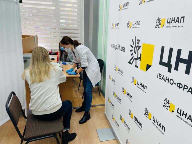 У ЦНАПі на Незалежності запрацював пункт масової вакцинації (ГРАФІК)