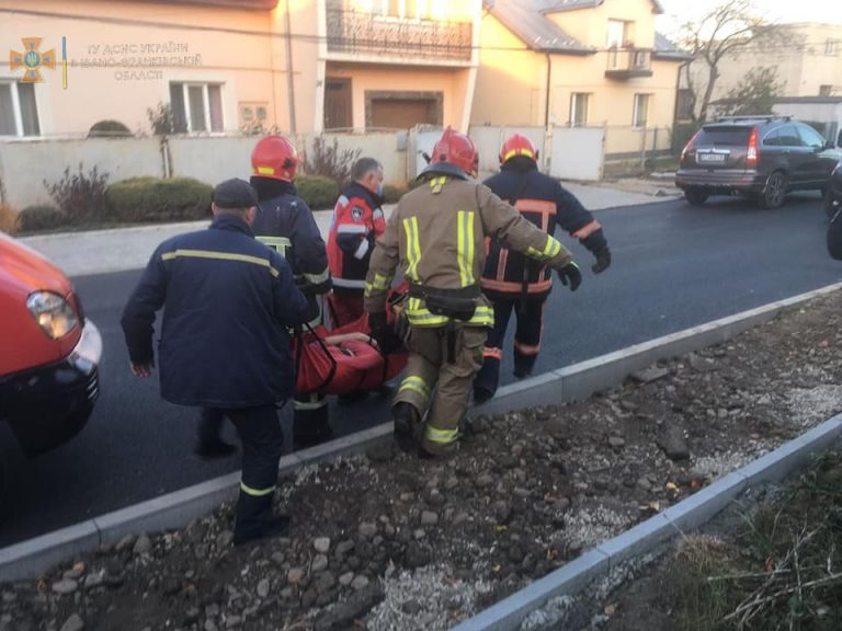 У Франківську горів будинок. Вогнеборці врятували двох людей (ФОТО)