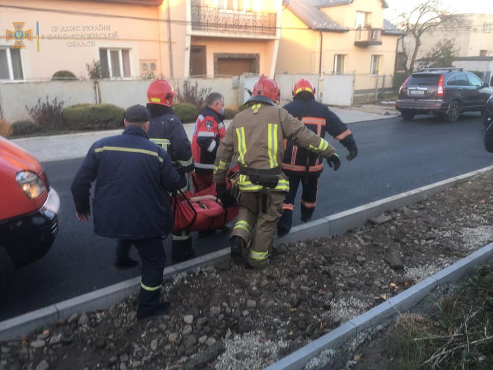 У Франківську горів будинок. Вогнеборці врятували двох людей (ФОТО)