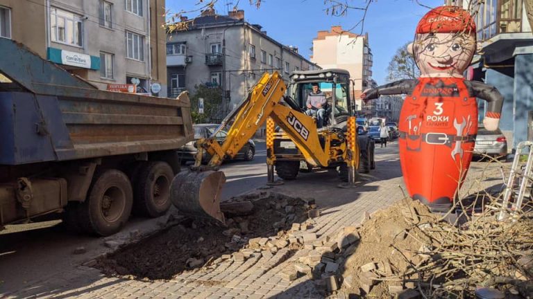 У Франківську взялися за впорядкування паркування на Гаркуші (ФОТО)