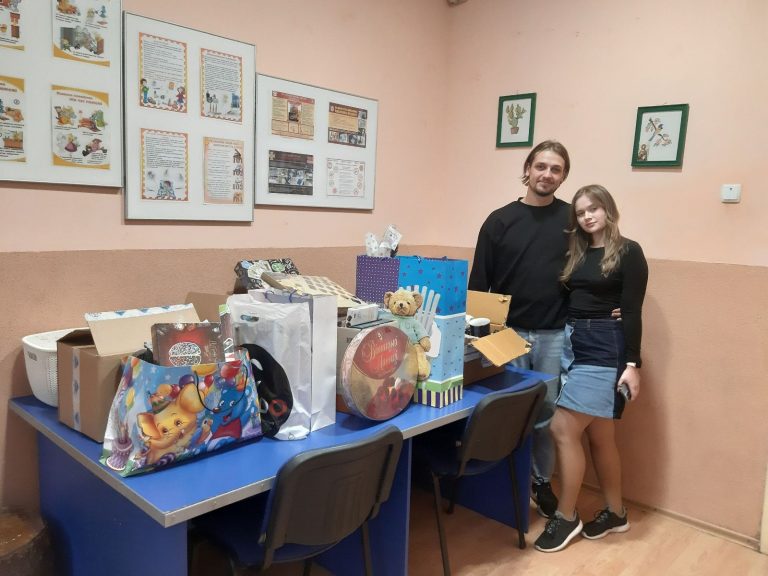 У Франківську замість квітів молодята замовили у гостей іграшки для дітей з реабілітаційного центру