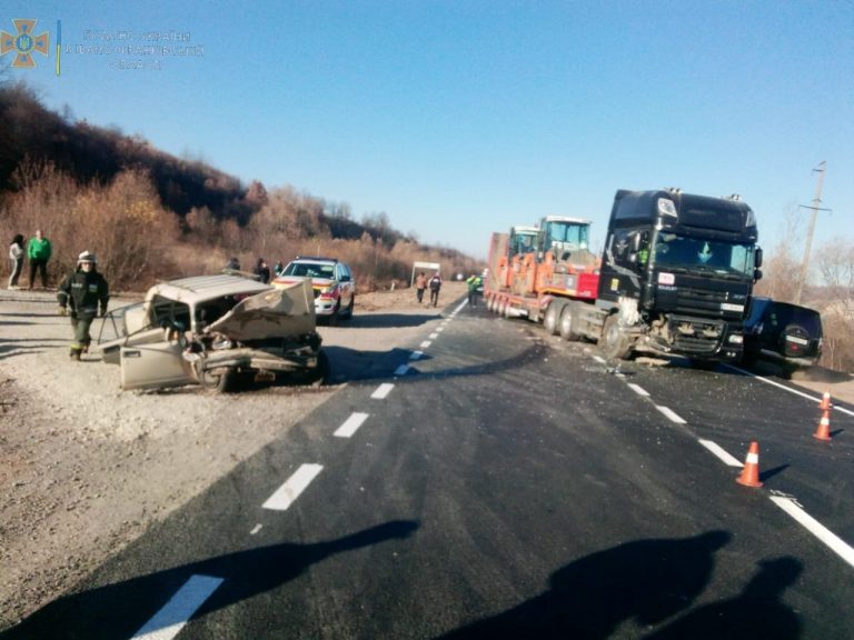 “ВАЗ” не пропустив вантажівку: стали відомі деталі масштабної ДТП поблизу Вигоди (ФОТОФАКТ)