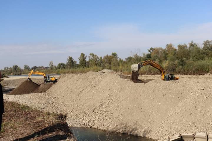 У селі на Коломийщині укріплюють берег Прута (ФОТО)