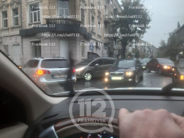 Ранкові ДТП і погана погода: Франківськ паралізувало у сильних заторах (ФОТО)