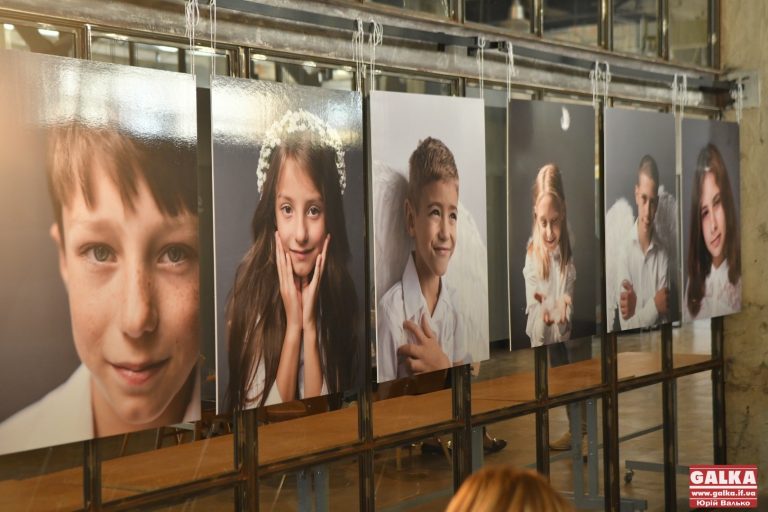 В Івано-Франківську презентували фотовиставку “Діти, як янголи” (ФОТО)