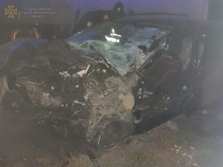 В Побережжі Opel зіткнувся з вантажівкою, є травмовані (ФОТО)
