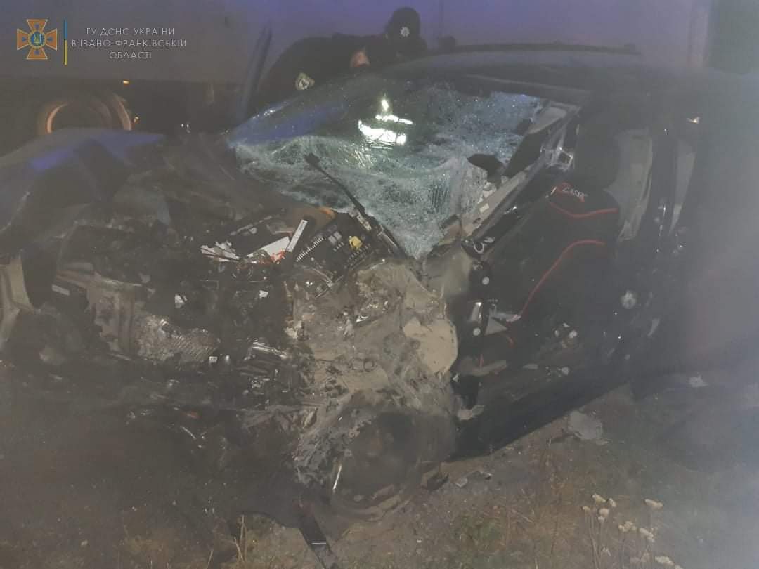 В Побережжі Opel зіткнувся з вантажівкою, є травмовані (ФОТО)