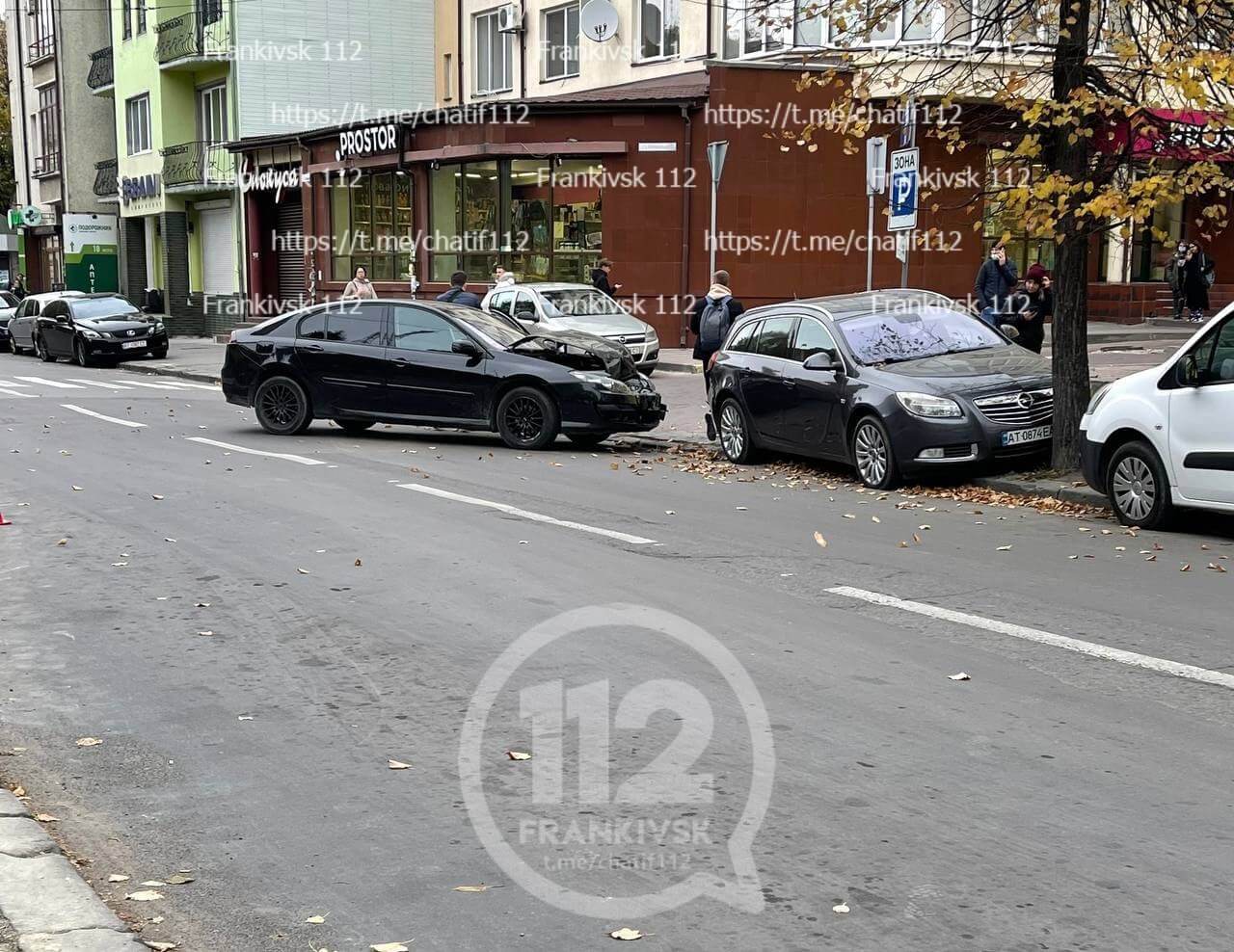 Вранці на Коновальця п’яний водій розбив дві машини та шлагбаум (ФОТО)