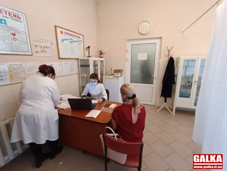 Нових центрів масової вакцинації на Прикарпатті не відкриватимуть – людей просять йти у пункти щеплення