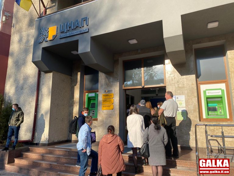 Щепили не всіх охочих: як вакцинують у Франківському ЦНАПі (ФОТО)