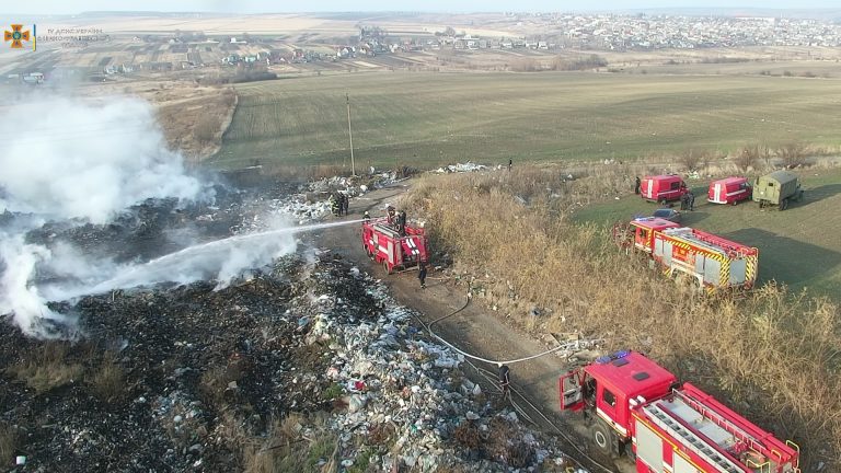 Пожежу на сміттєзвалищі у Тлумачі ліквідували
