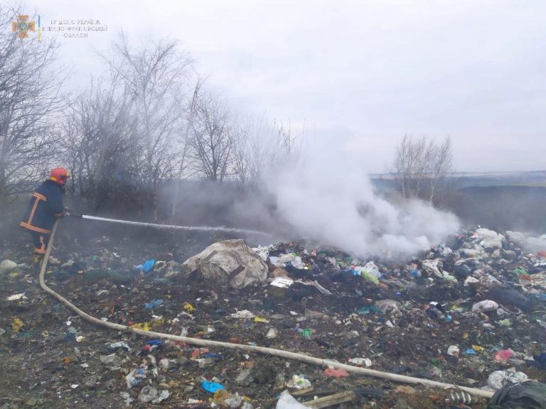 Сміттєзвалище у Тлумачі знову загорілося (ФОТО)