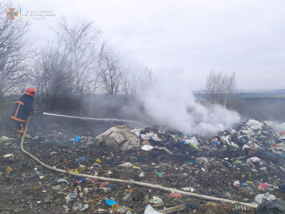 Сміттєзвалище у Тлумачі знову загорілося (ФОТО)