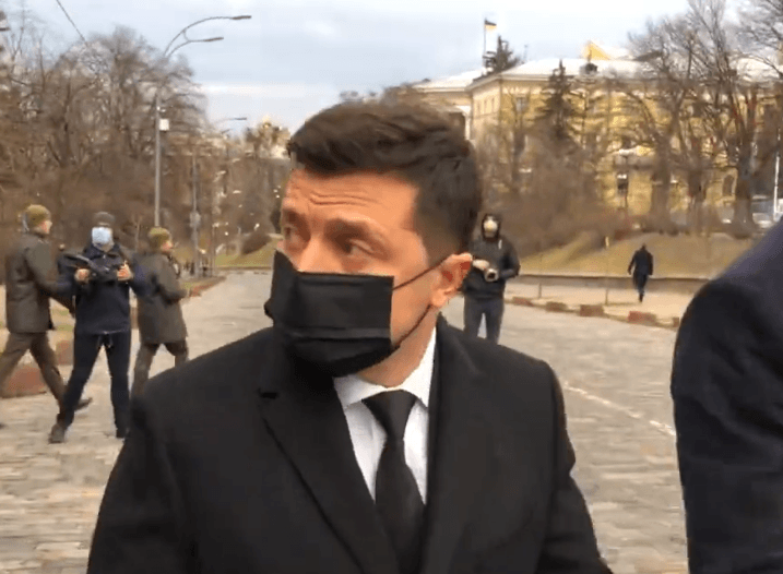 На Алеї Небесної Сотні Зеленському кричали: “Ганьба! Зрадник! Малорос!” (ВІДЕО)