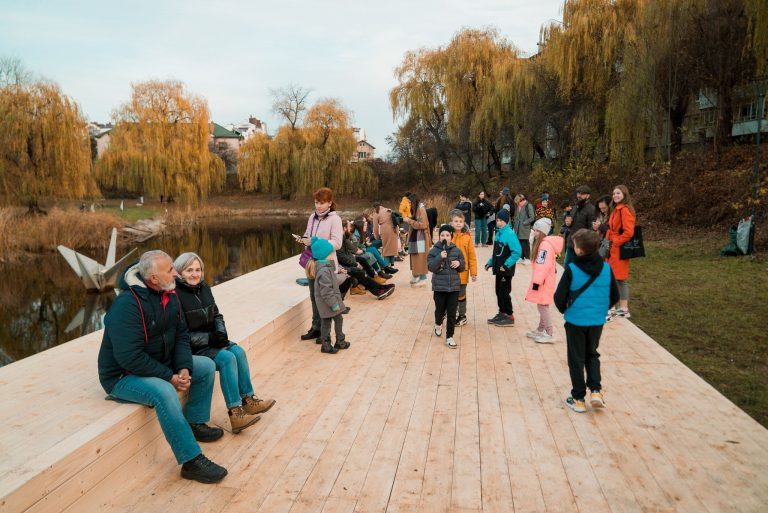 Як у Франківську побудували пірс та інклюзивний спуск (ФОТО)